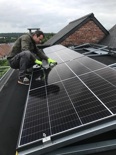Installation de panneaux photovoltaïques sur toiture par GM Concept